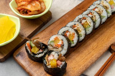 Kore yemeği, kızarmış domuz, baharatlı, ançüez, gimbap, meze, turp turşusu, yumurta, kızarmış kimçi, kızarmış hamur köftesi, tteokbokki, omlet, pilav, tavuk, karaoke, sığır filetosu, domuz pirzolası, sos.