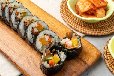 Kore yemeği, kızarmış domuz, baharatlı, ançüez, gimbap, meze, turp turşusu, yumurta, kızarmış kimçi, kızarmış hamur köftesi, tteokbokki, omlet, pilav, tavuk, karaoke, sığır filetosu, domuz pirzolası, sos.