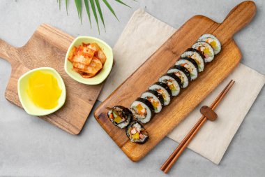 Kore yemeği, kızarmış domuz, baharatlı, ançüez, gimbap, meze, turp turşusu, yumurta, kızarmış kimçi, kızarmış hamur köftesi, tteokbokki, omlet, pilav, tavuk, karaoke, sığır filetosu, domuz pirzolası, sos.