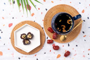 Kafe, sikhye, jujube çayı, milk shake, buz, çilek, latte, ananas, meyve suyu, pretzel meringue, hamburger, ekmek, sandviç, sarımsaklı ekmek