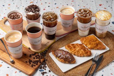 Kahve, kahve, americano, buzlu, karamel, macchiato, latte, çikolata, akçaağaç, croiffle, kruvasan, waffle, Nutella, kahverengi, peynir.