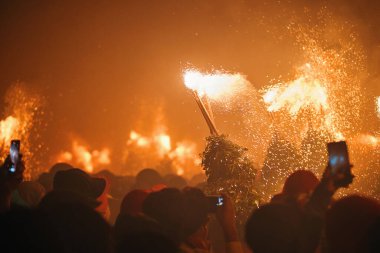 Corpus sırasında havai fişekli ve kıvılcımlı geleneksel bir parti.