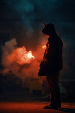 Elinde maytap olan bir adam.