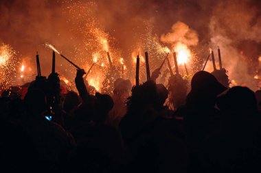 Patum adında havai fişekli ve kıvılcımlı geleneksel bir parti