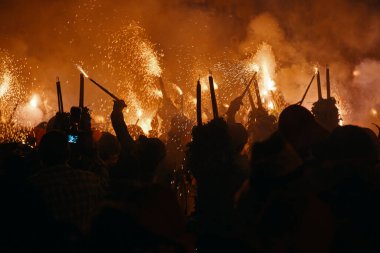 Patum adında havai fişek ve kıvılcımlarla geleneksel festival