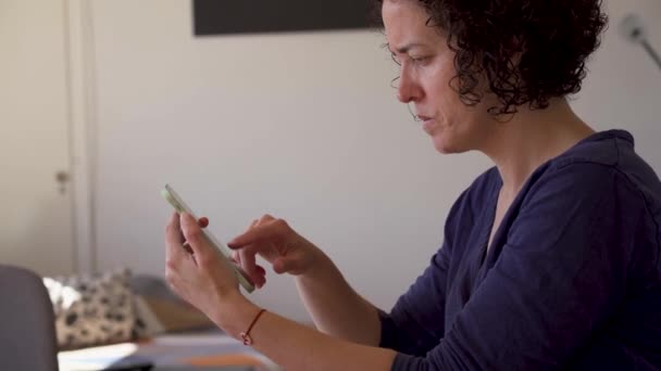 Kvinne Som Jobber Med Smarttelefonen Hjemme – stockvideo