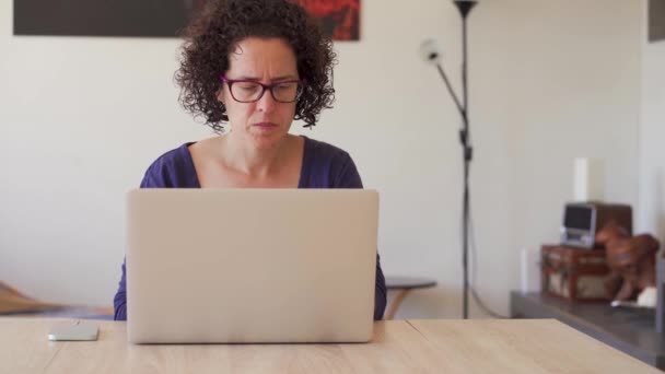 Donna Che Lavora Con Computer Portatile Casa — Video Stock