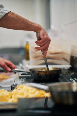 Aşçının eli kızartma tavasında kıpırdıyor