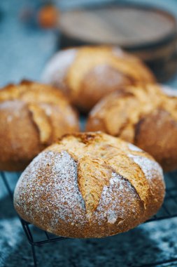 Büyük bir köy ekmeği.