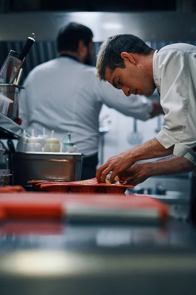 Chef Trabajando Una Cocina Profesional — Foto de Stock