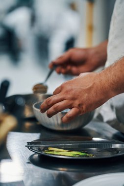 Aşçıbaşı profesyonel mutfakta çalışıyor.