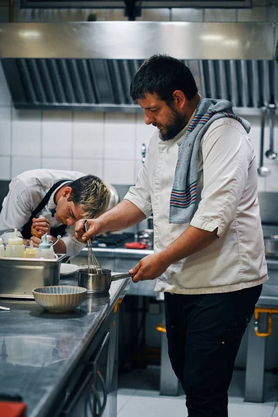 Chefs Trabajando Una Cocina Profesional — Foto de Stock