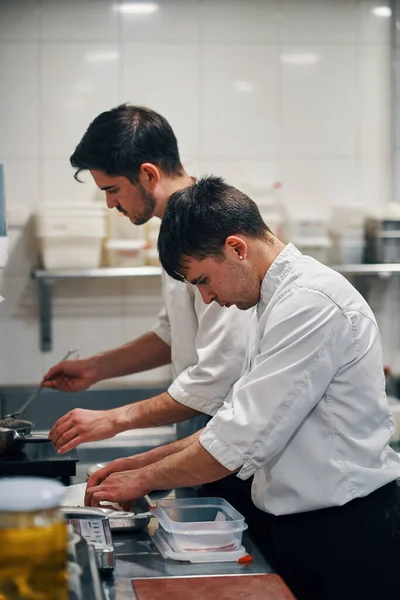 Chefs Preparando Aperitivos Una Cocina Profesional —  Fotos de Stock