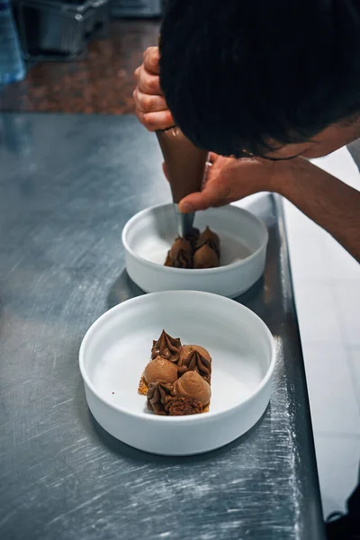 Chef Pastelaria Preparar Sobremesas Chocolate Fotos De Bancos De Imagens Sem Royalties