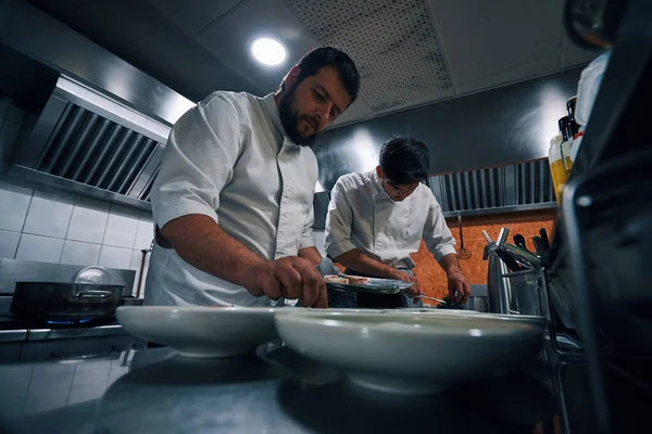 Chefs Que Preparan Plato Alta Cocina — Foto de Stock