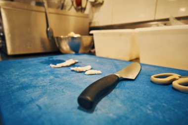 Kesme tahtasındaki mutfak bıçağı.