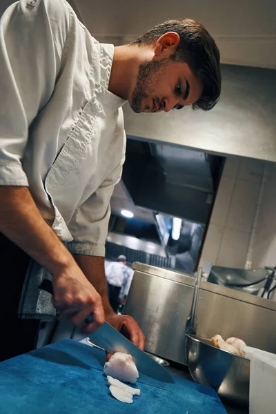 Chef Corte Con Cuchillo Cocina — Foto de Stock