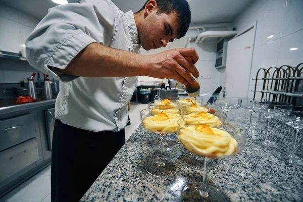 Chef Pastelaria Preparando Sobremesa Sorvete Tangerina — Fotografia de Stock
