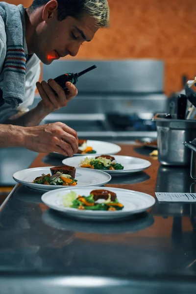 Chef Que Ensambla Platos Restaurante Alta Cocina —  Fotos de Stock