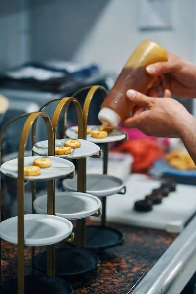 Chef Pastelaria Preparando Pratos Sobremesa Restaurante Requintado Imagens De Bancos De Imagens Sem Royalties