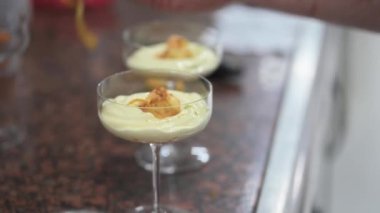 Pasta şefi bir restoranda tatlı hazırlıyor.