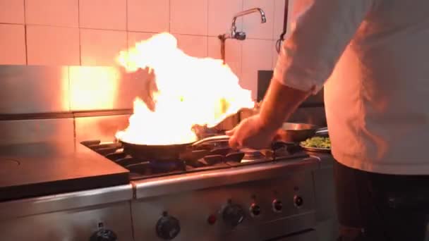 Chef Con Sartén Sartén Fuego — Vídeo de stock