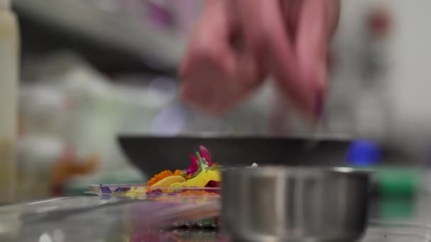 Šéfkuchař Připravuje Pokrmy Haute Kuchyně Květinové Dekorace — Stock video