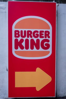 Surabaya, Endonezya - Maret 26.2023: Tunjungan Plaza Surabaya 'da ok şeklinde işaretli Burger King Restoran logosu.