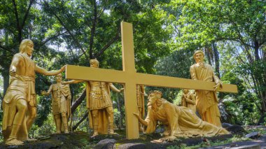Kediri, Endonezya - Nisan 07.2023: haçın geçişi. Altından yapılmış haç heykeli. Çarmıha gerilmiş İsa Mesih 'in haçı.)