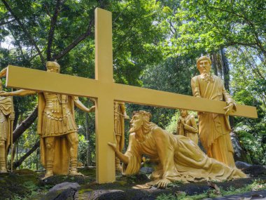 Kediri, Endonezya - Nisan 07.2023: haçın geçişi. Altından yapılmış haç heykeli. Çarmıha gerilmiş İsa Mesih 'in haçı.)