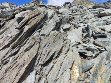  Yaya geçitlerinden geçmek kolay değil. Kayaların üzerinden tırmanmak zorundayım. Demir zincirler zorlu bir alanın üstesinden gelmek için yardımcı olur..