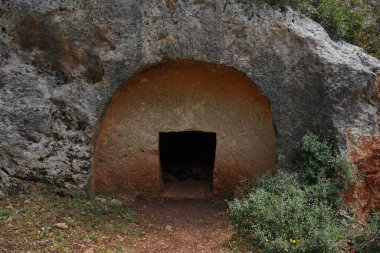 Hurvat Hermesh 'in antik yerleşim yerinin yakınındaki mezar mağaralarından biri. Mount Carmel, İsrail