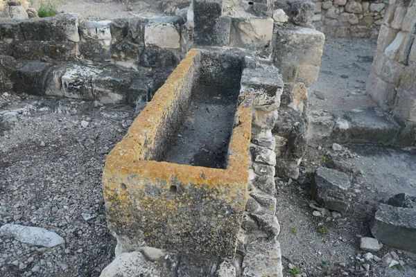 在一个古老的定居点里有一个石头水箱 — 图库照片