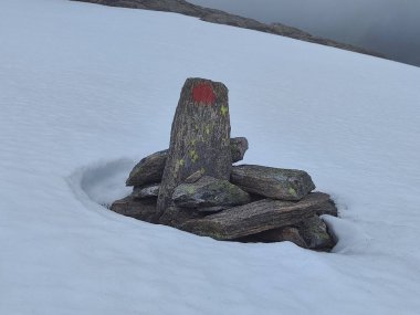 Norveç dağlarında kar neredeyse tüm yıl boyunca yol boyunca uzanabilir. Ve kırmızı boyayla işaretlenmiş bu taşlar turistlerin doğru yöne gitmelerine yardımcı olur.