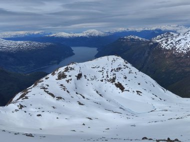 Fiyort 'un arka planında beyaz dağ. Loen. Norveç.