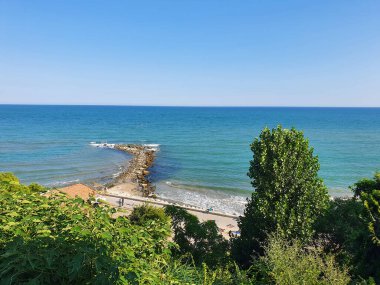 Berrak Gökyüzüne Karşı Otel 'den Sakin Deniz Manzarası. Martı Sahili ve Denizi. Sahilde dalgalar