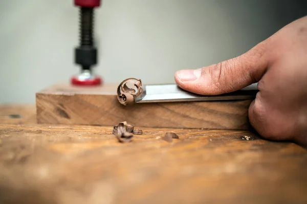 Closeup Shot Curled Wood Shavings Chisel — Stock Photo, Image