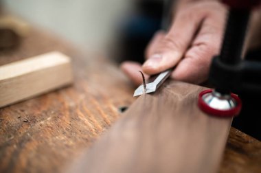 Kıvrımlı odun talaşı ve keski yakın çekim.