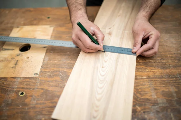 Tischler Misst Eine Holzplanke Auf Der Werkbank — Stockfoto