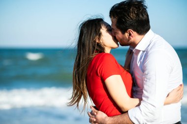 mutlu çift sahilde öpüşme