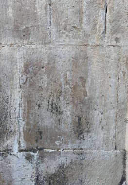 Geniş tuğlalı bej kumtaşı kilise duvarı. Tarihsel mimari detay, tasarım ve yaratıcı projeler için ideal bir taştan arkaplan ya da kırsal doku