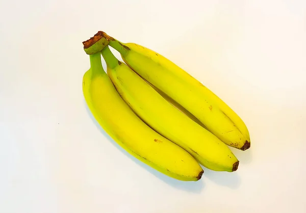 一堆香蕉被白色背景隔离了顶部视图 — 图库照片