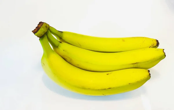 一堆香蕉被白色背景隔离了 — 图库照片