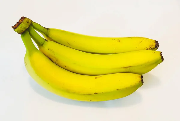 一堆香蕉被白色背景隔离了 — 图库照片