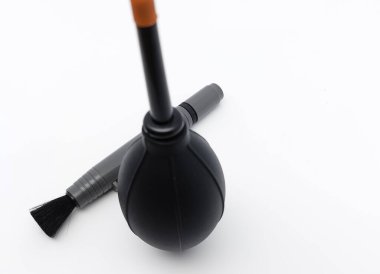 Lensler ve kamera temizleme aracı: elle hava üfleyici ve beyaz arka planda izole edilmiş lens temizleme fırçası. Fotoğraf aksesuarları.