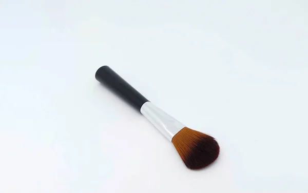 Maquillaje Polvo Cepillo Aislado Sobre Fondo Blanco — Foto de Stock