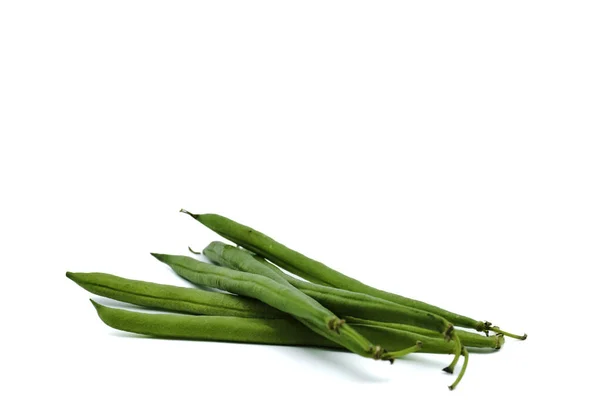 コピースペースのある白い背景に隔離された新鮮な緑の豆 — ストック写真