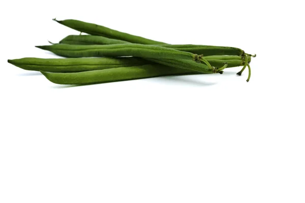 白い背景に隔離された新鮮な緑の豆 スペースのコピー — ストック写真