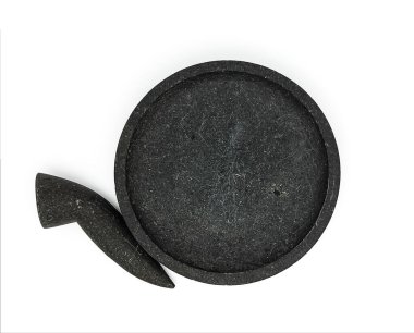 Geleneksel harç ve tokmak, baharat ezmek için yapılmış taş zanaat, Cobek ve Munthu veya Ulekan. Beyaz arka planda izole edilmiş. Üst görünüm veya düz uzanma.