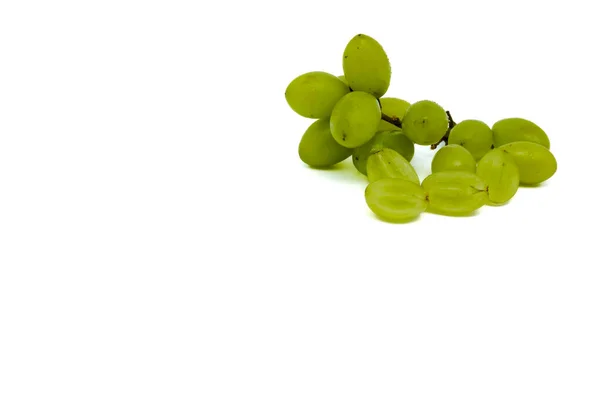 Grüne Trauben Mit Scheiben Isoliert Auf Weißem Hintergrund Kopierraum — Stockfoto
